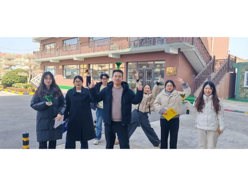 Đá cầu ngoài trời Maotong sau bữa trưa