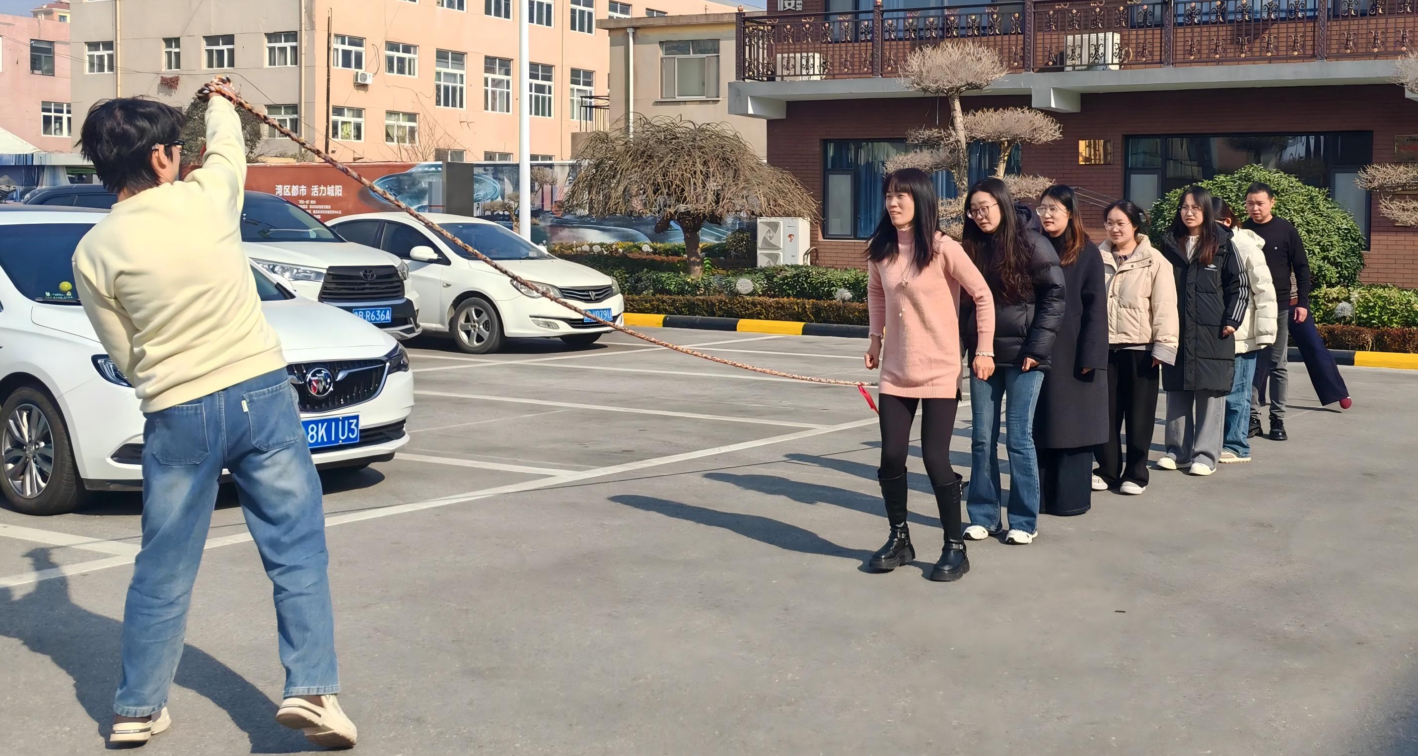 Maotong tổ chức trò chơi kéo co và nhảy dây thú vị