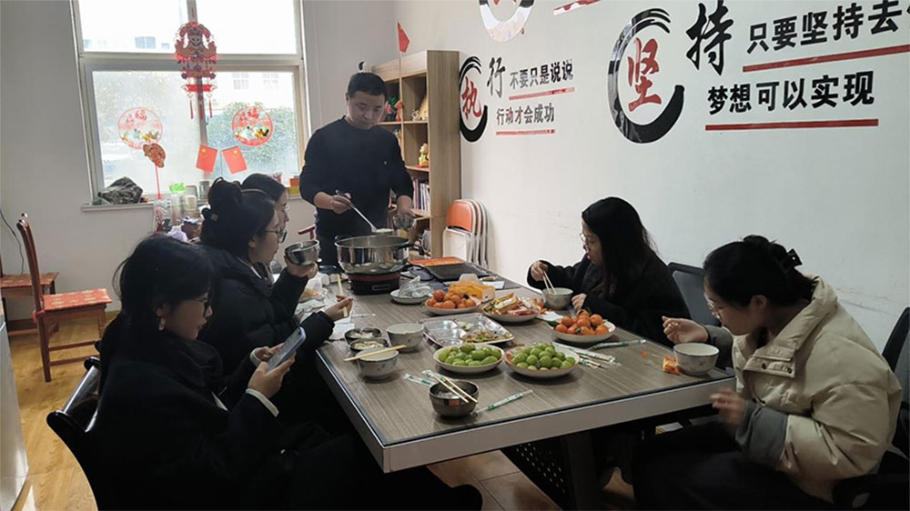 Bữa trưa Lễ hội đèn lồng: Đường Nguyên và Team Vibes tại văn phòng